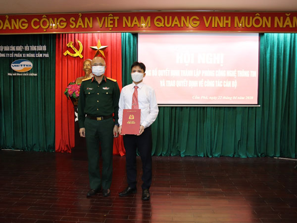 Hội nghị công bố quyết định thành lập phòng công nghệ thông tin và trao quyết định về công tác cán bộ