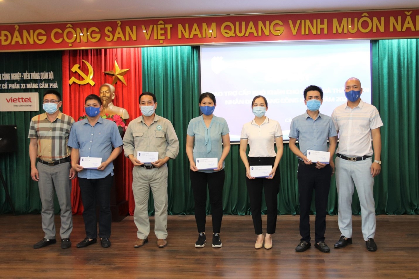 Xi măng Cẩm Phả tổ chức gặp mặt trao trợ cấp khó khăn cho CBCNV và thân nhân nhân dịp Tháng Công nhân năm 2021