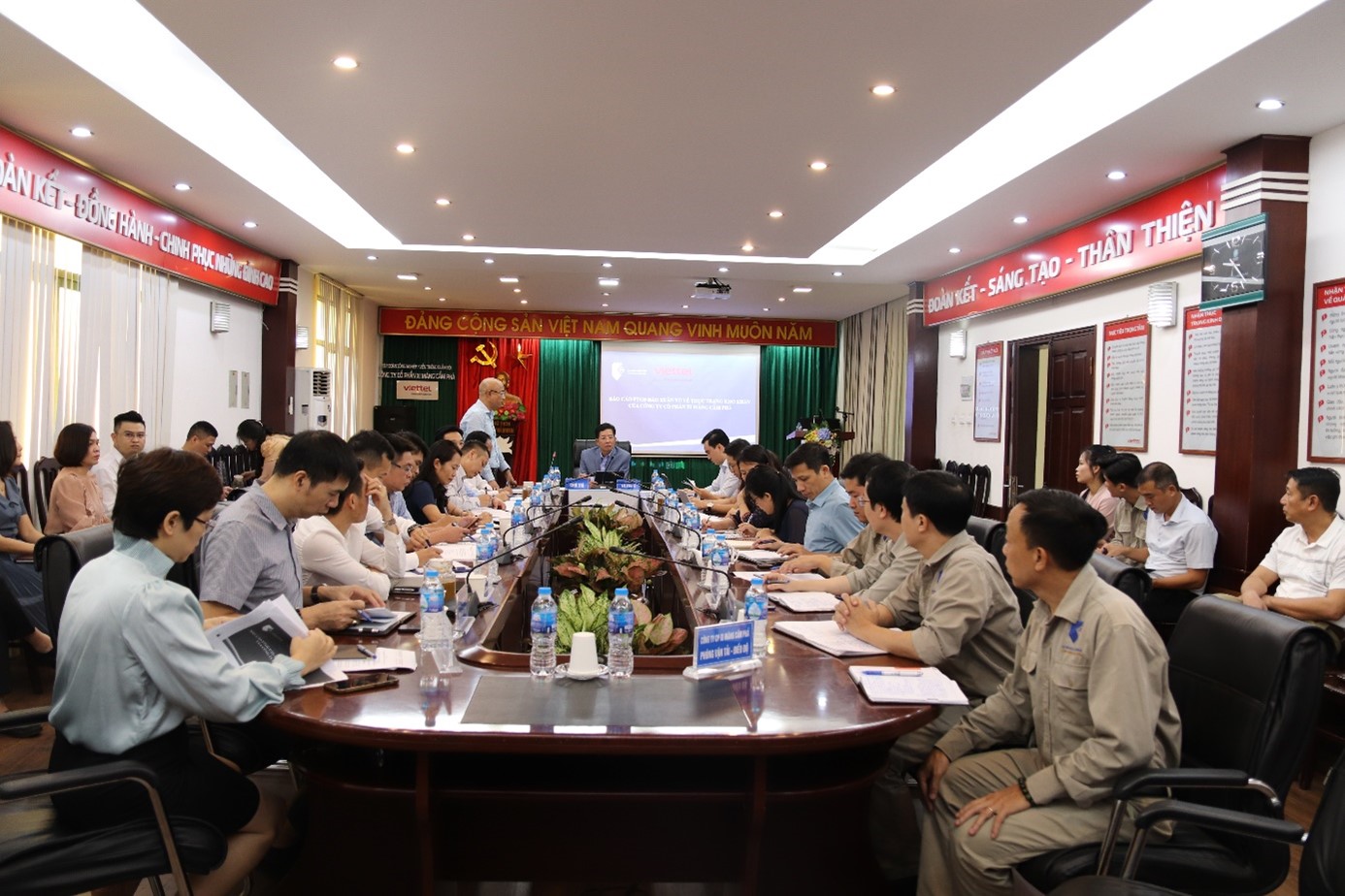 Phó Tổng Giám đốc Tập đoàn Đào Xuân Vũ đến thăm và làm việc tại Xi măng Cẩm Phả