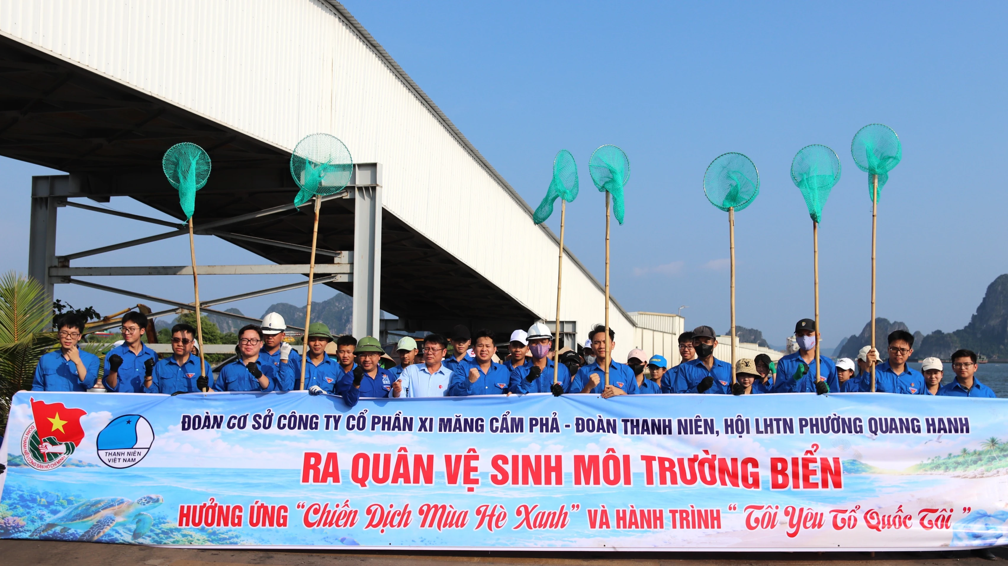 Tuổi trẻ Xi măng Cẩm Phả ra quân vệ sinh môi trường biển